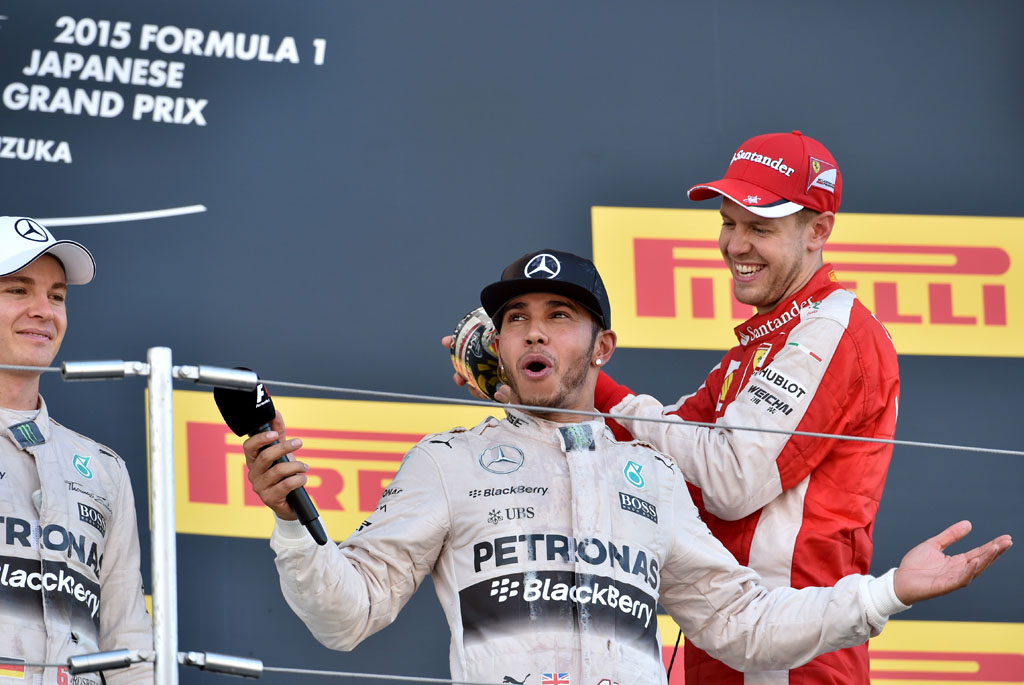 Lewis Hamilton (M) gewinnt in Suzuka den GP der Formel 1