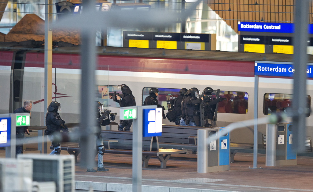 Schwerbewaffnete Sondereinheiten der niederländischen Polizei konnten einen in einem Thalys-Zug auf dem Rotterdamer Hauptbahnhof verschanzten Mann überwältigen