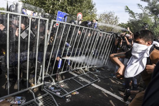 Ungarische Polizei setzt Tränengas gegen Flüchtlinge an Grenze ein