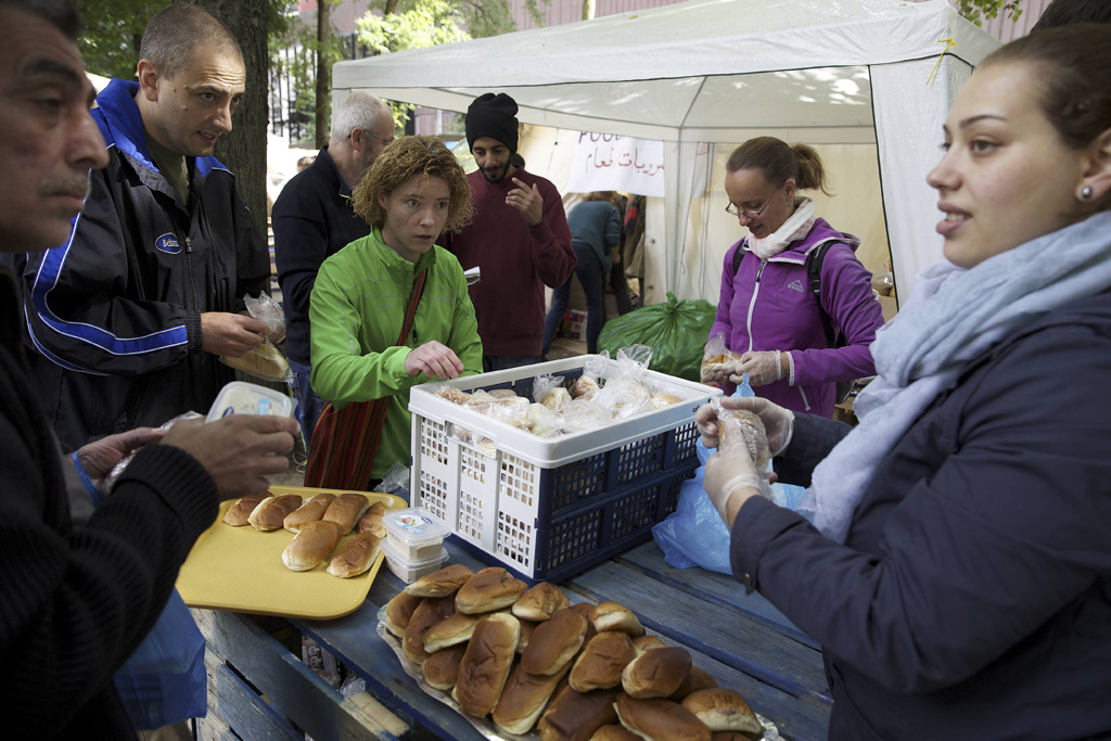 Maximilianpark in Brüssel: Freiwillige bereiten eine Mahlzeit für die Flüchtlinge vor