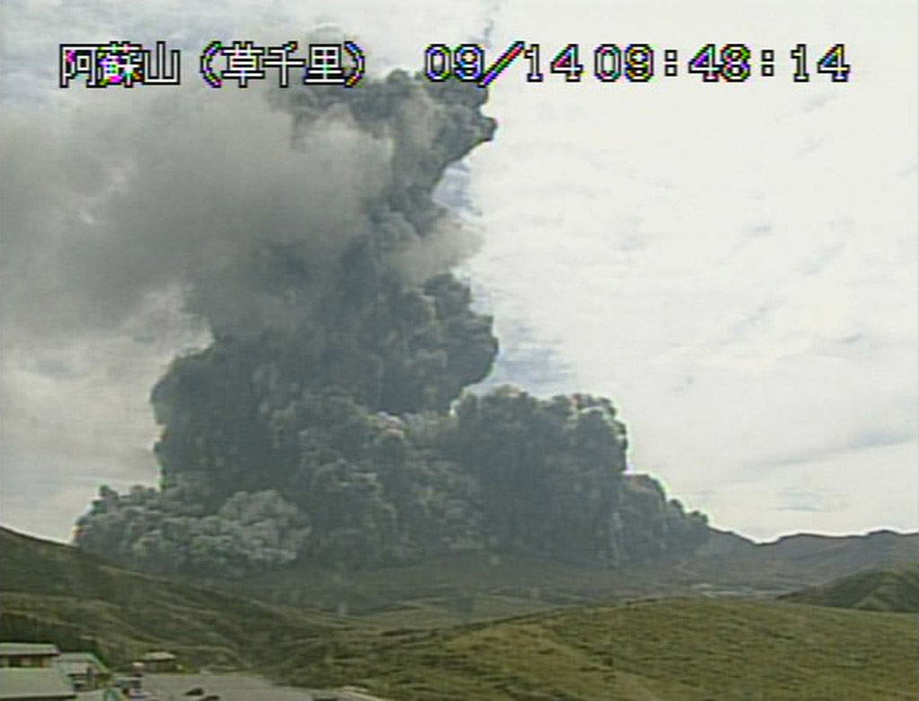 Ausbruch des japanischen Vulkans Aso
