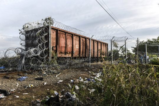 Ein in Stacheldraht eingewickelter Waggon an der ungarisch-serbischen Grenze soll die Flüchtlinge abhalten