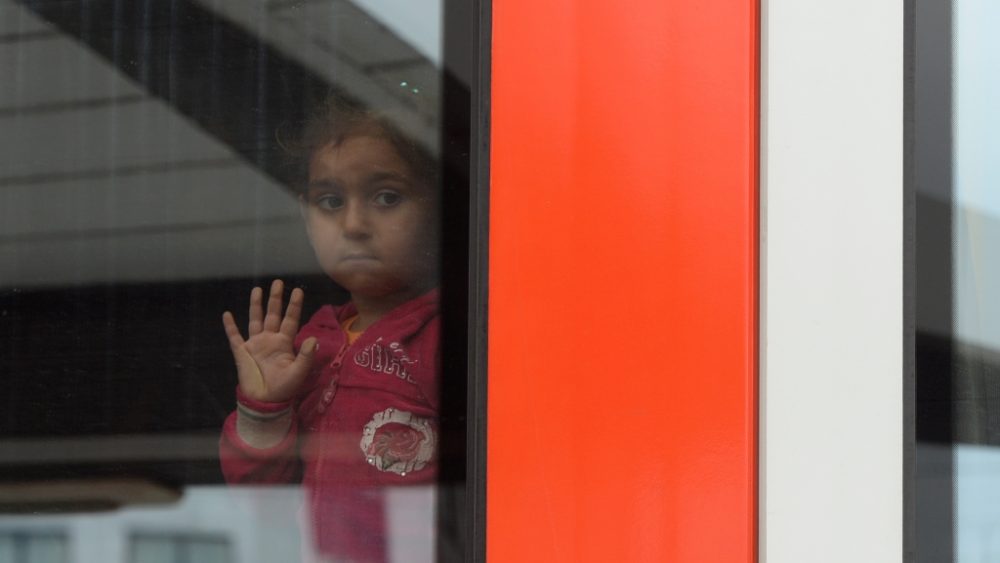 Ein Flüchtlingskind wartet in einem Zug am Münchener Bahnhof