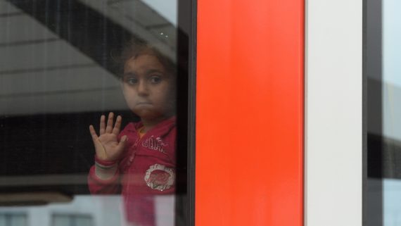 Ein Flüchtlingskind wartet in einem Zug am Münchener Bahnhof