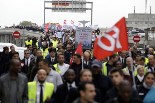 Angestellte von Air France demonstrieren in der Nähe des Hauptsitzes in Roissy-en-France (5.10.)