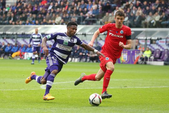 Imoh Ezekiel vom RSC Anderlecht und Brandon Mechele vom FC Brügge am Sonntag in Brüssel