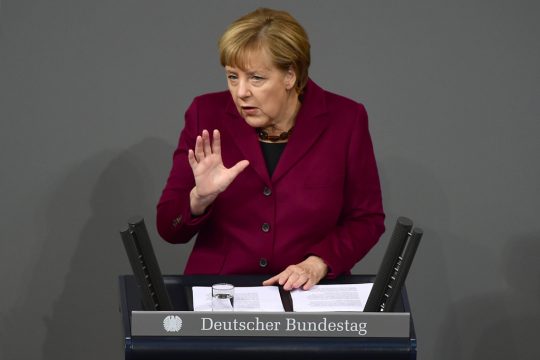 Die deutsche Kanzlerin Angela Merkel spricht vor den Mitgliedern des Bundestages