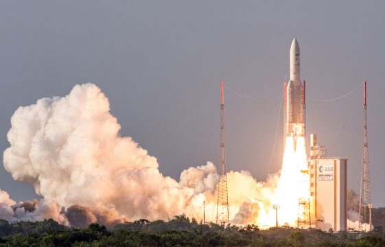 Ariane-5-Rakete beim Start vom Weltraumbahnhof Kourou