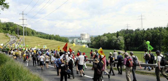 Atomkraftgegner 2011 am Kernkraftwerk Beznau