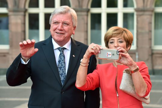 Hessens Ministerpräsident Volker Bouffier mit Gattin Ursula beim Start der Feiern zum 25. Jahrestag der deutschen Wiedervereinigung