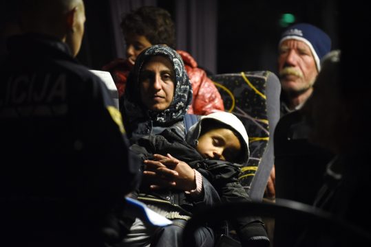 Polizei registriert Flüchtlinge in einem Bus vor einem Auffangzentrum in der slowenischen Stadt Brezice (21.10.)