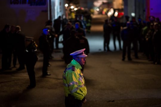 27 Tote bei Brand während eines Clubkonzerts - Sicherheitskräfte vor dem Nachtclub "Colectiv" in Bukarest