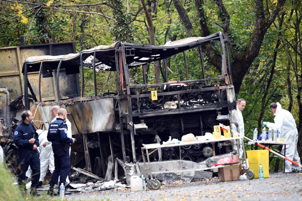 Nach dem schweren Busunglück in Frankreich wurden die ersten Leichen geborgen