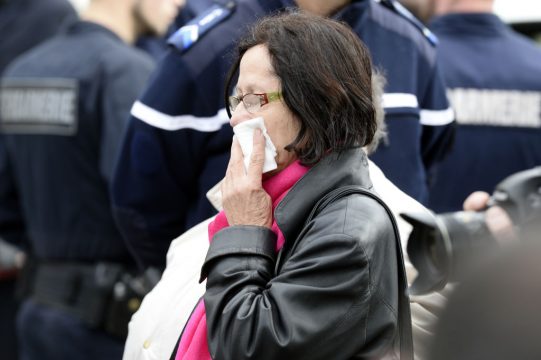 Trauernde Frau in der Nähe des Unglücksortes (23.10.)