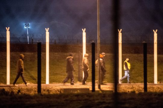 Sicherheitskräfte bringen die Flüchtlinge zurück auf die französische Seite des Eurotunnels
