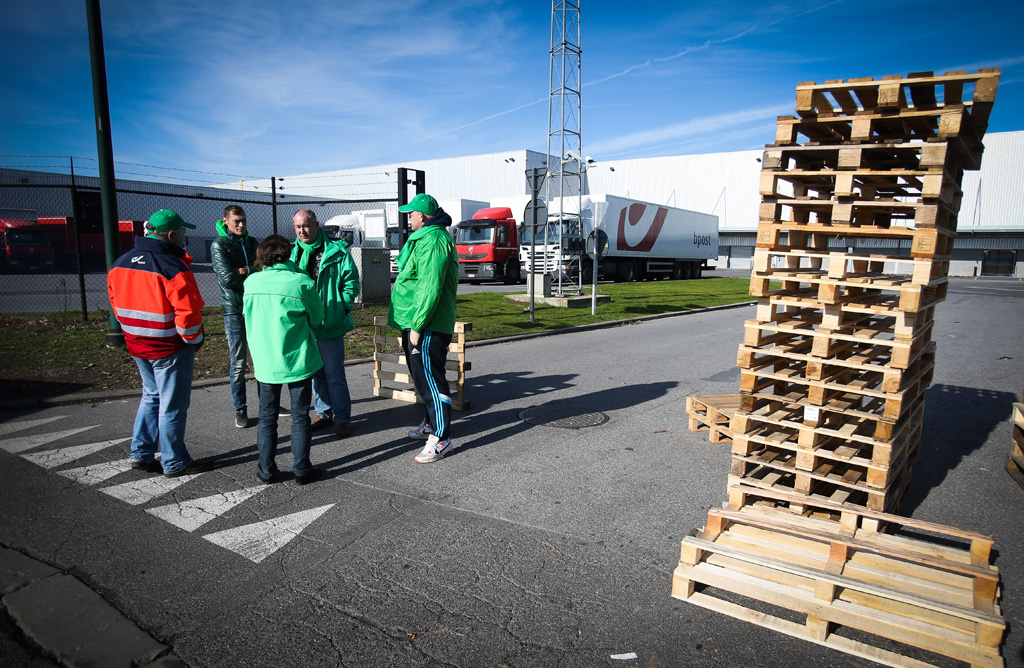 Streikposten vor dem Bpost-Verteilerzentrum in Charleroi (26.10.)