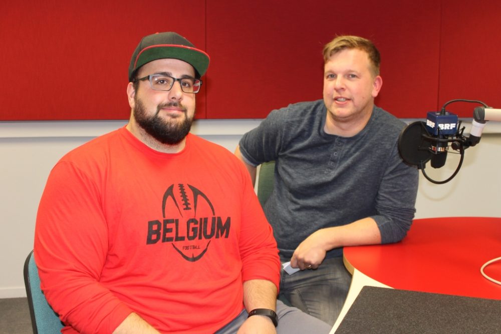 Daren Wonke und Sportredakteur Christoph Ramjoie im BRF-Studio