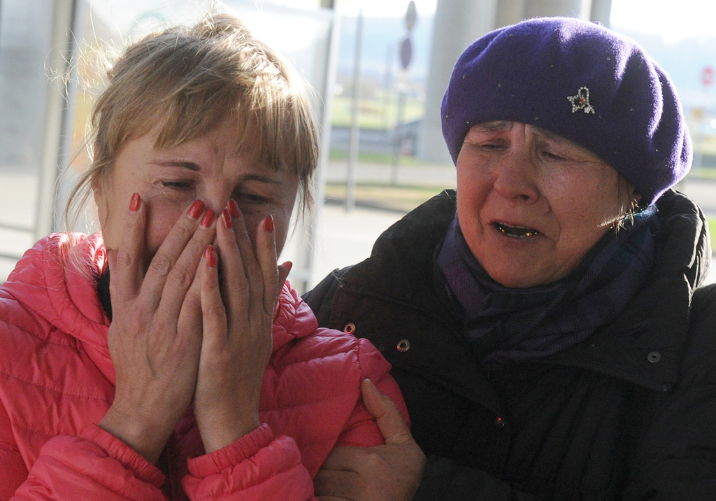 Russische Passagiermaschine abgestürzt - trauernde Angehörige am Flughafen Pulkovo