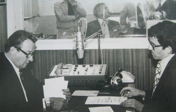 1. Oktober 1975: Feierliche Eröffnung des Eupener Regionalstudios durch RdK-Präsident Johann Weynand (links) mit BRF-Redakteur Peter Thomas
