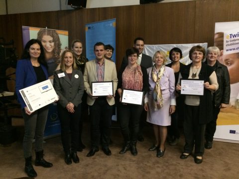 eTwinning-Preisverleihung: Carmen Gans, Michèle Pommé, Davina Brülls, Mike Cormann, Anneliese Huppertz, Myriam Mackels, Minister Harald Mollers, Marie-Louise Havet, Sandra Krupa, Denise Lecocq, Irene Engel (v.l.n.r.)