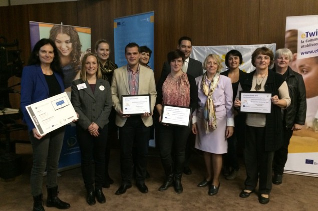 eTwinning-Preisverleihung: Carmen Gans, Michèle Pommé, Davina Brülls, Mike Cormann, Anneliese Huppertz, Myriam Mackels, Minister Harald Mollers, Marie-Louise Havet, Sandra Krupa, Denise Lecocq, Irene Engel (v.l.n.r.)