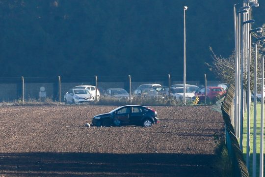 Das Auto, mit dem ein Mann durch den Zaun der Militärkaserne von Flawinne fahren wollte