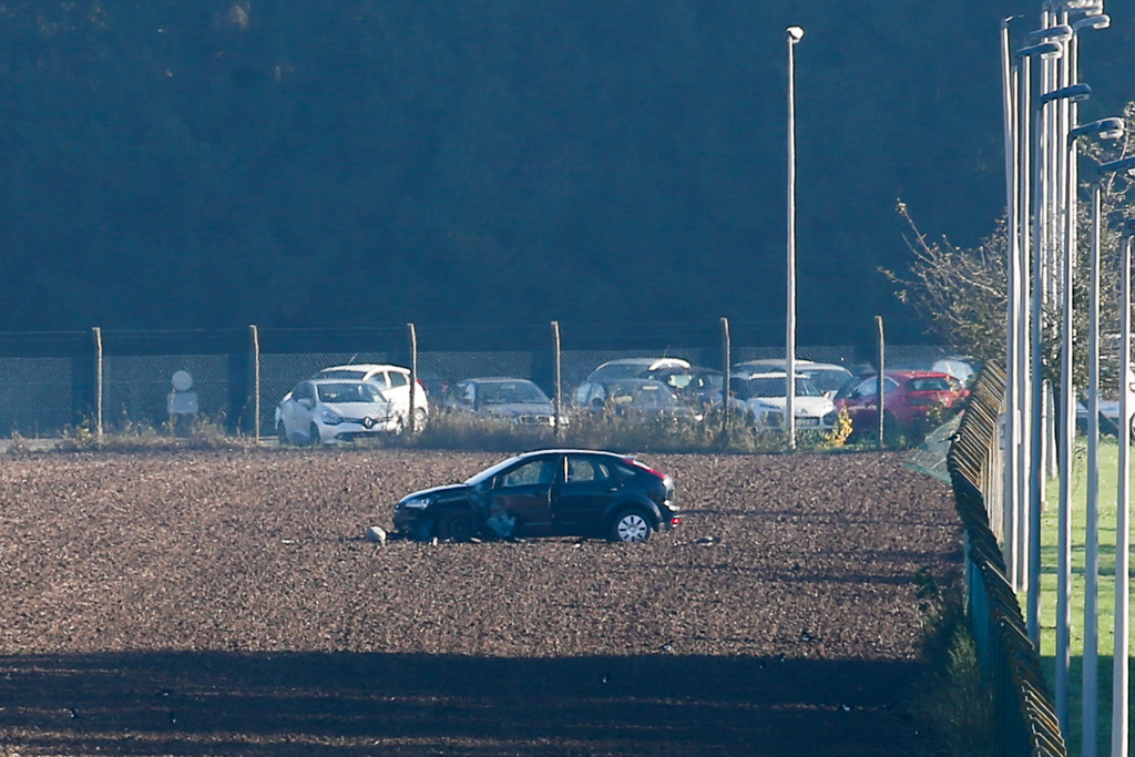 Das Auto, mit dem ein Mann durch den Zaun der Militärkaserne von Flawinne fahren wollte