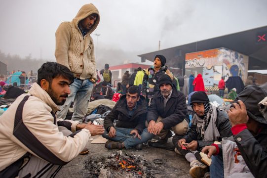 Flüchtlinge warten im slowenischen Sentilj auf Busse, um die slowenisch-österreichische Grenze zu passieren (Bild vom 24. 10.)