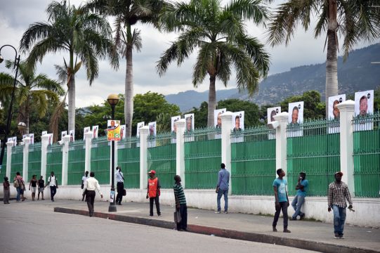Wahlplakate säumen die Straße vor dem Regierungspalast in Port-au-Prince