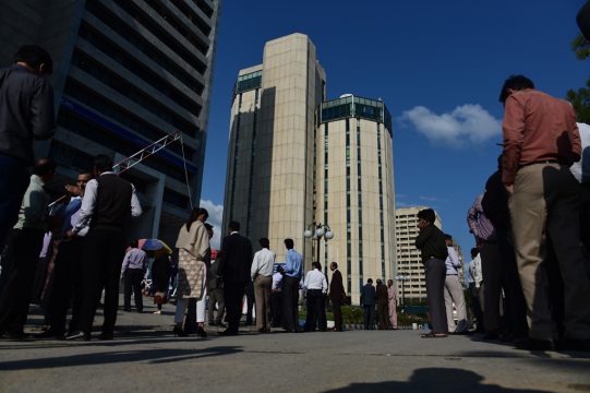 Nach Erdbeben: Pakistaner versammeln sich vor ihren Büros in Islamabad