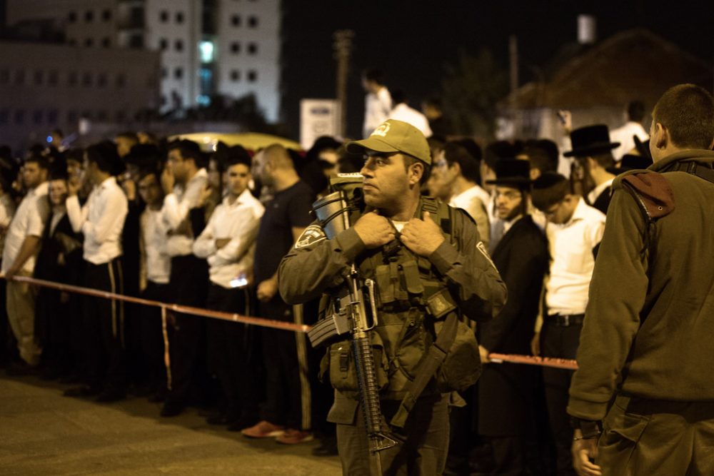 Israelische Soldaten neben dem erschossenen Juden in Jerusalem