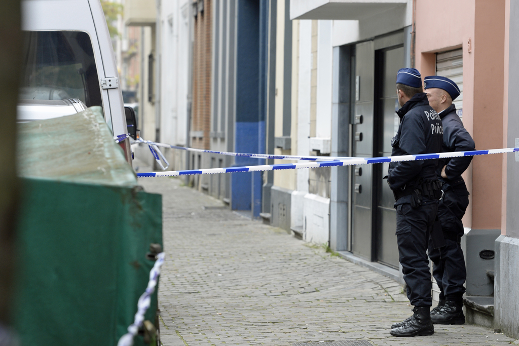 Polizeibeamte am Ort des Geschehens in der Brüsseler Kasernenstraße