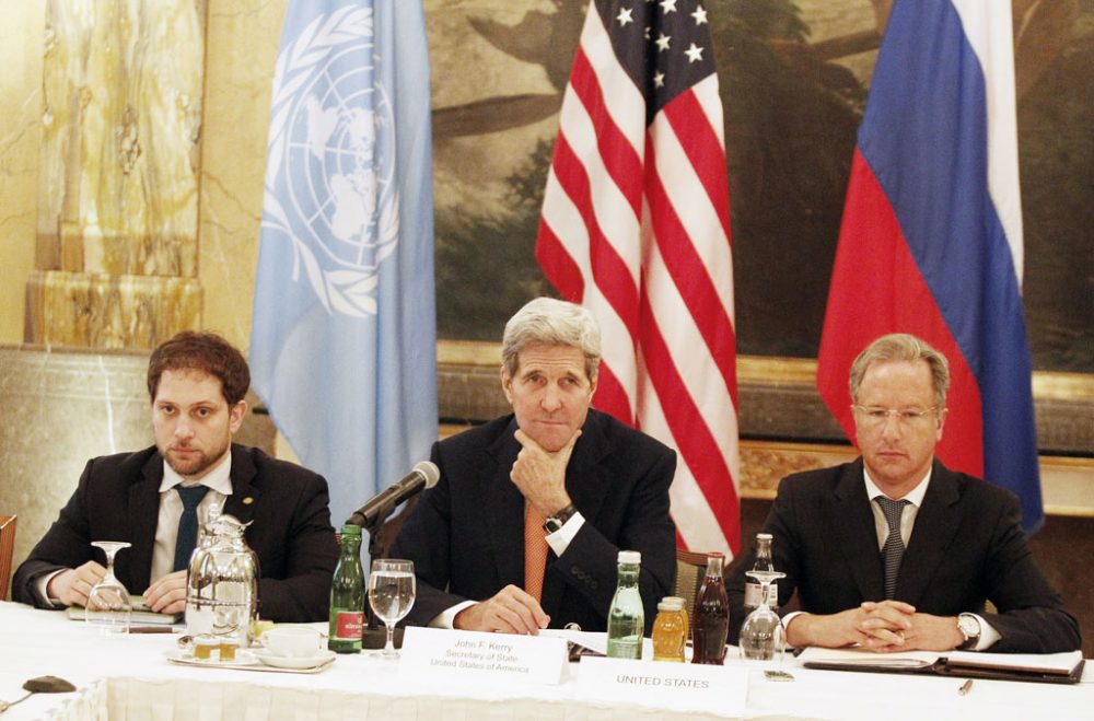 Außenminister John Kerry am Freitag mit seiner Delegation kurz vor dem Meeting mit den Außenministern von Saudi-Arabien, der Türkei und Russland in Wien