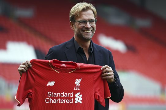 Jürgen Klopp mit einem Trikot seines neuen Clubs FC Liverpool
