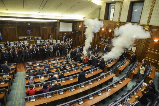 Zum dritten Mal innerhalb eines Monats haben Abgeordnete der Opposition Tränengaspatronen in den Sitzungssaal des Parlaments geworfen