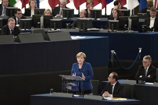 Angela Merkel und Francois Hollande im Europaparlament in Straßburg