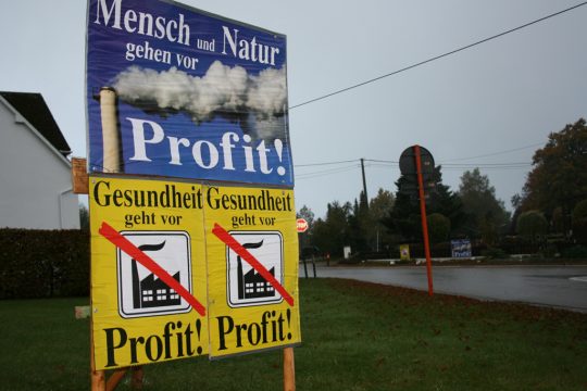 Plakataktion: Interessengemeinschaft Oberes Ourtal gegen Kraftwärmekopplungsanlage in Merlscheid