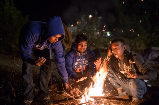 Von Kroatien kommende Migranten wärmen sich an einem Feuer in Zavrc an der kroatisch-serbischen Grenze