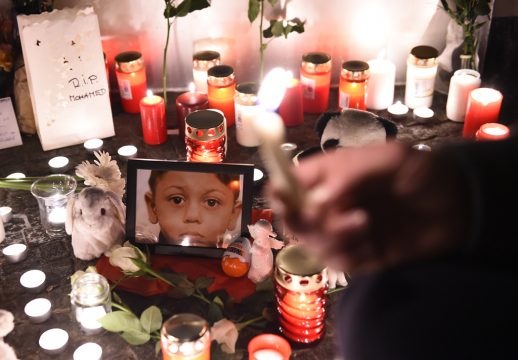 Kerzen brennen für das ermordete Flüchtlingskind Mohamed in Berlin