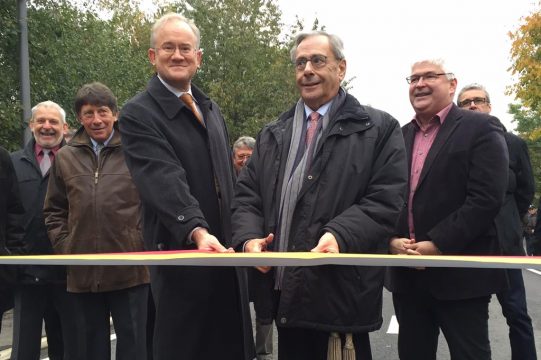 Burg Reulands Bürgermeiser Joseph Maraite (vorne rechts) und Herbert Grommes (vorne links) als Vertretung für Maxime Prévot bei der Einweihung der N62 in Oudler