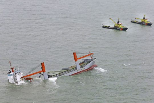 Noch bricht das havarierte Frachtschiff nicht auseinander