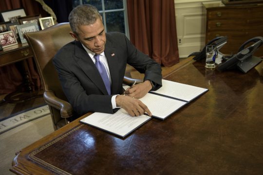 US-Präsident Barack Obama bei der Unterzeichnung seines Vetos im Oval Office des Weißen Hauses