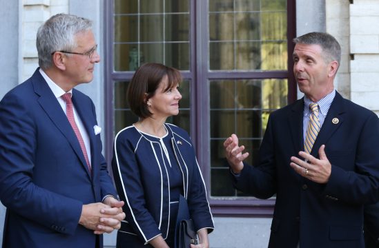 US-Botschafterin Denise Campbell Bauer mit Kris Peeters und dem Rob Wittman (3.8.)US-Kongressmann