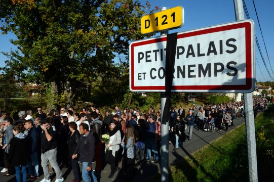 Nach Busunglück: Petit-Palais-et-Cornemps steht unter Schock (Bild vom 25.10.)