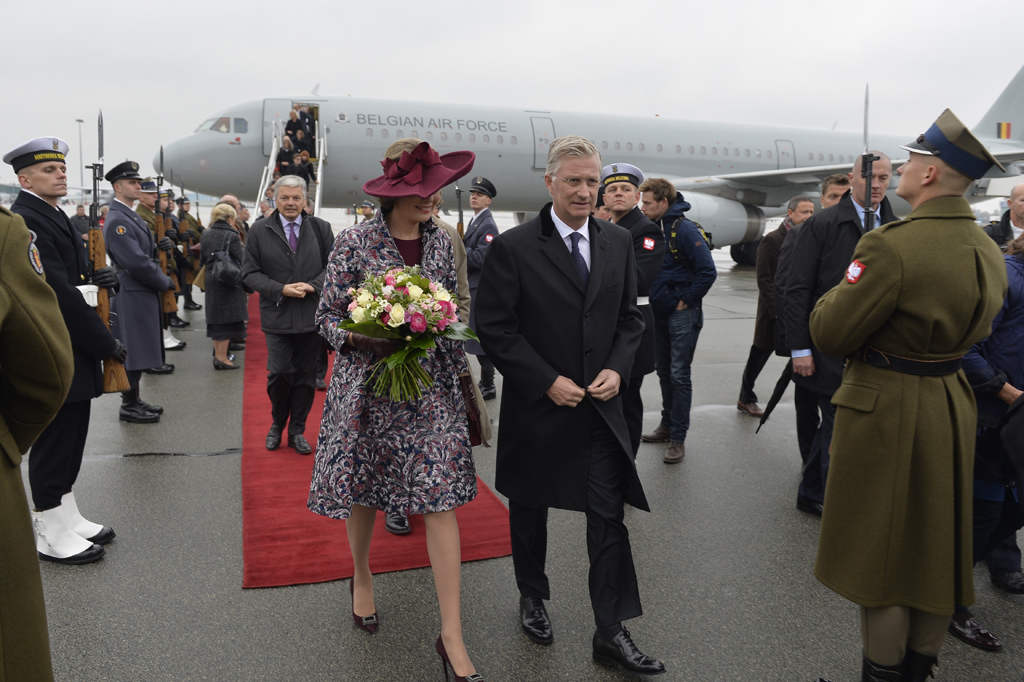 Königin Mathilde und König Philippe und die begleitende Delegation bei ihrer Ankunft am Flughafen von Warschau