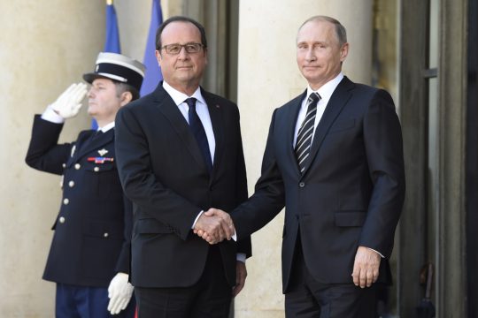Russischer Präsident Putin (r.)trifft Frankreichs Präsidenten Hollande (2.v.r)