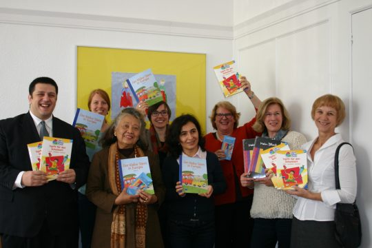 Ahmethicri Agirman, Julia Lemm, Sri Tunruang, Stefanie Uerlings, Sevim Dogan, Heidemarie Ernst, Renate Katz und Maria Anhut (vlnr) freuen sich über die gespendeten Unterrichtsmaterialien