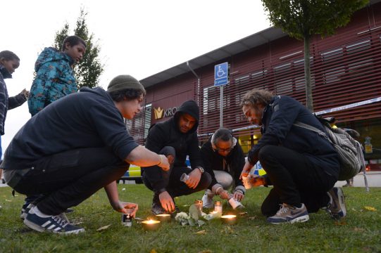 Schweden zünden Kerzen an für die Opfer des Amoklaufs an ihrer Schule