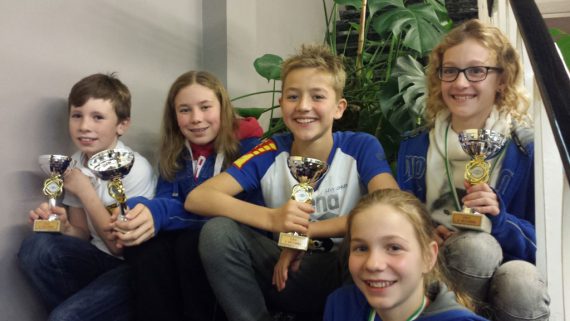 Vlnr: Valère Vonken (Kelmis), Zoe Backes, Levy Cohnen, Lara Urbain. unten: Estelle Hilger