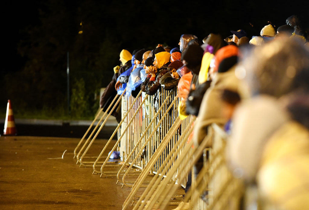 Hunderte Flüchtlinge warten an der slowenischen Grenze (19.10.)